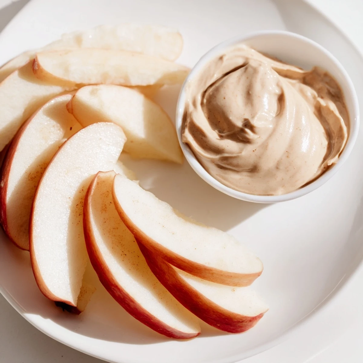 Knackige Apfelscheiben mit cremigem Erdnussbutter-Dip, ein einfacher und gesunder Snack.