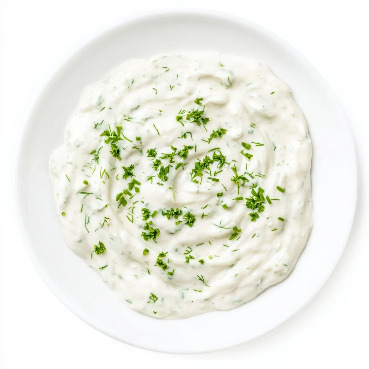 Creme, cremiger griechischer Joghurt-Ranch-Dip mit frischen Kräutern, perfekt für Gemüse und Snacks.