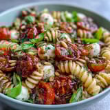 Sommer Caprese Pasta mit Basilikum