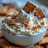 Schnelle 3-Zutaten-Cheesecake-Dip mit knusprigen Graham Crackern zum Dippen.  