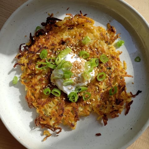 Golden, crispy Kartoffelpuffer, alongside a vibrant kimchi yogurt dip, ready to be enjoyed.