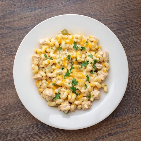 Im Topf gekochtes Green Chili Chicken Mac mit Stücken Hähnchen, grünen Chilis und geschmolzenem Monterey Jack und Cheddar, garniert mit frischem Koriander.