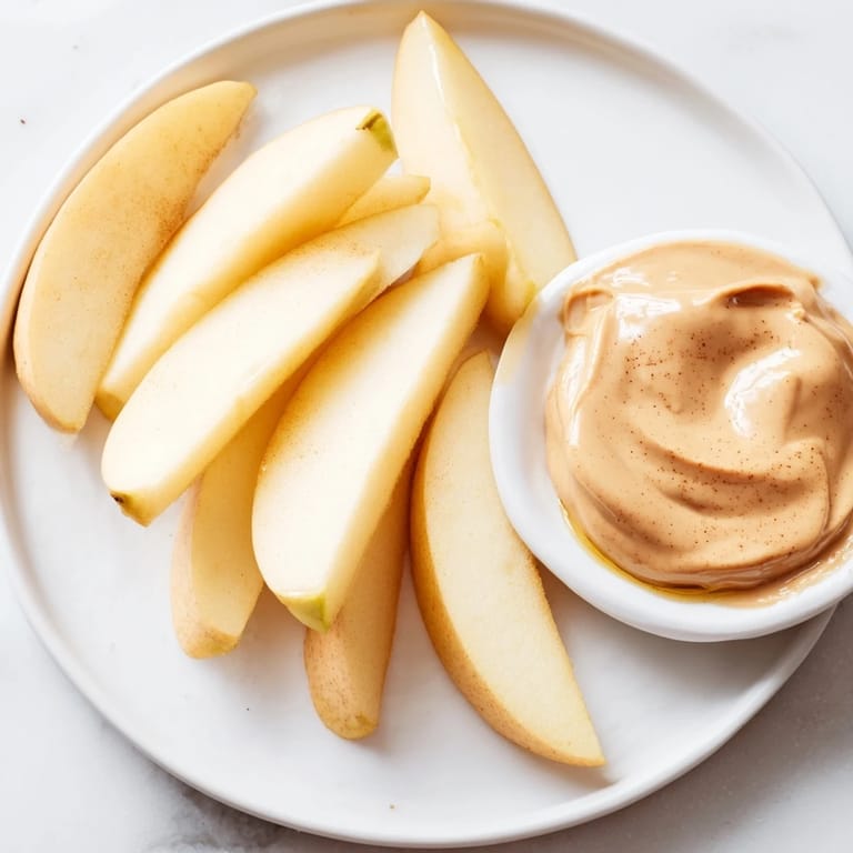 Frische Apfelscheiben, serviert mit einem dicken, hausgemachten Erdnussbutter-Dip für ein erfrischendes Vergnügen.