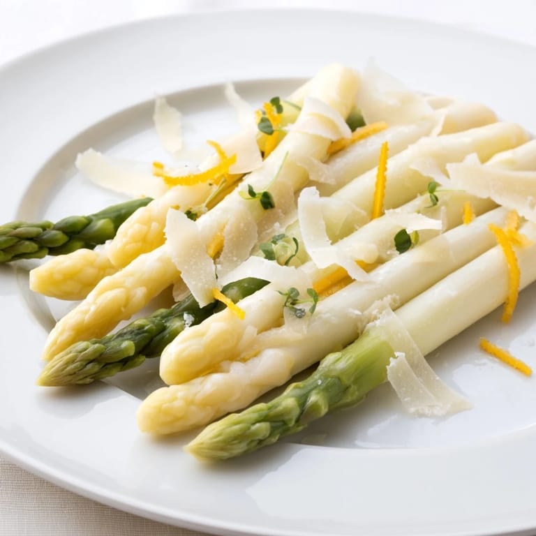 Zarte weiße Spargel und Käse mit Trüffel, präsentiert in diesem eleganten "The Silver Birch" Gericht.
