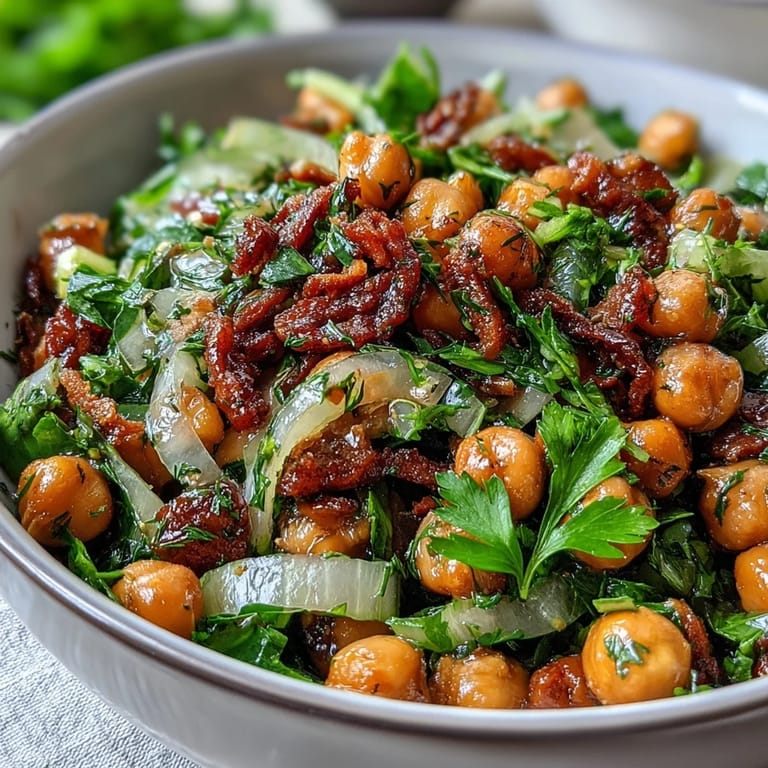 Sellerie-Kichererbsensalat mit Dijon-Vinaigrette: Mediterrane Kombination aus frischem Gemüse, Kichererbsen und aromatischem Dijon-Dressing.