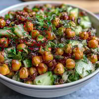 Knackiger Sellerie-Kichererbsensalat mit Dijon-Vinaigrette: Bunter Salat mit knackigem Sellerie, cremigen Kichererbsen und pikantem Senfdressing.